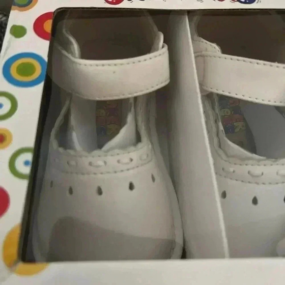 SQUEAKER SNEAKERS WHITE MARY JANE STYLE SHOES SIZE 9 NIB - Picture 2 of 6